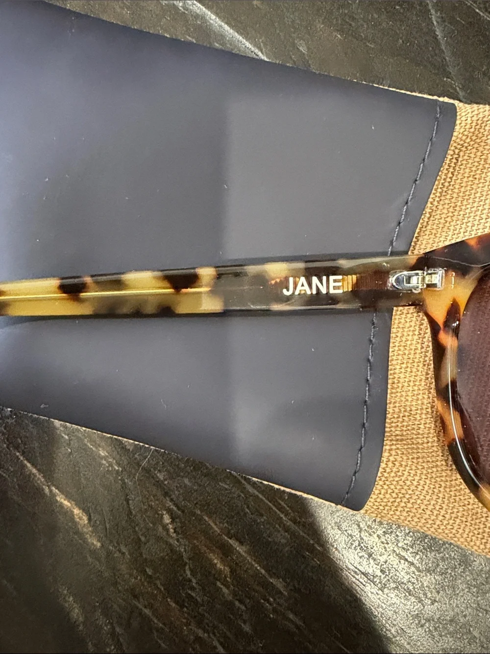New Veronica Beard Tortoiseshell 'Jane' Sunglasses with black & Tan Case - Picture 4 of 12